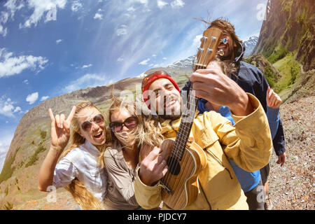 Happy friends having fun Play Guitar Banque D'Images