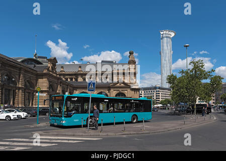 Arrêt de bus en face de la gare principale, Frankfurt am Main, Allemagne. Banque D'Images