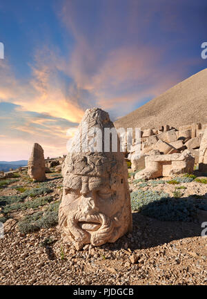 Tête de statue de Zeus au coucher du soleil & Antiocchus derrière, en face de la Tombe Royale 62 av du Roi Antiochos Ier Theos de Commagène, terrasse ouest, le Mont Nemrut Banque D'Images