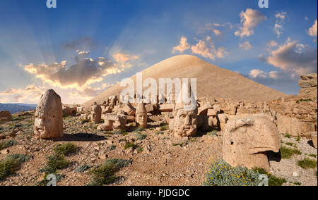 Tête de statue au coucher du soleil de de gauche, Zeus, la Commagène, Apollo, Herekles & Eagle en face de la Tombe Royale 62 AV , Terrasse ouest, le Mont Nemrut ou Nemrud Banque D'Images