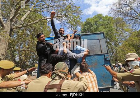 L'Inde. 05 Sep, 2018. Les enseignants crier des slogans au cours d'une manifestation sur la Journée mondiale des enseignants flexing muscles police sur eux qui exigent la mise en œuvre de la 7ème Commission et dissocier des salaires à partir de la SSA MHRD au budget de l'Etat dans la ville de Srinagar au Cachemire sous contrôle indien, le 5 septembre 2018. Credit : Umer Asif/Pacific Press/Alamy Live News Banque D'Images