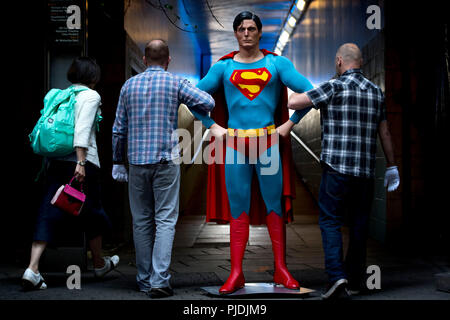 Le personnel prépare un costume de superman utilisé par Christopher Reeve dans Superman (1978) et Superman II (1980), ce qui est prévu pour aller chercher &pound 60;000, à l'extérieur du magasin de souvenirs du film Prop exposition à la BFI IMAX à Waterloo dans le centre de Londres. Banque D'Images