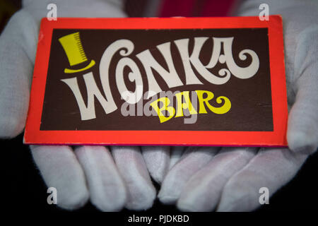 Un Wonka Bar de Willy Wonka et la Chocolaterie (1997) à la boutique de souvenirs du film Prop exposition à la BFI IMAX à Waterloo dans le centre de Londres. Banque D'Images