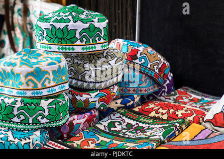 L'ouzbek traditionnel cap nommé tubeteika, décoré avec des broderies multicolores. Boukhara, Ouzbékistan, l'Asie centrale Banque D'Images