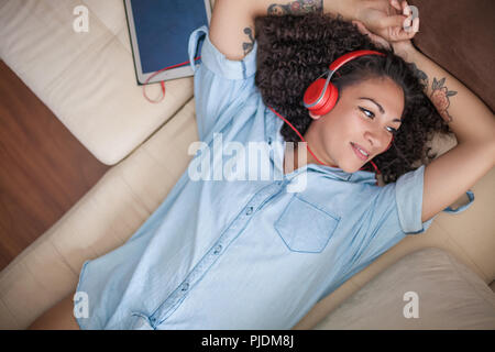 Woman listening to music on digital tablet Banque D'Images