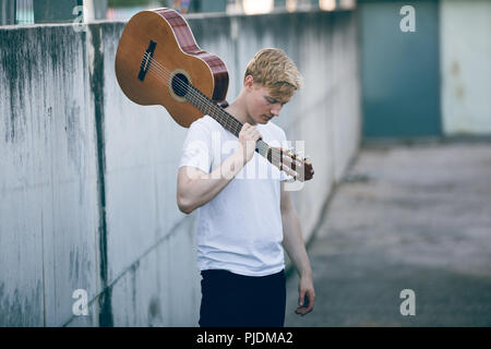 Jeune musicien avec guitare Banque D'Images