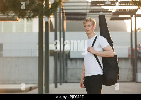 Jeune musicien guitare comptable en cas Banque D'Images