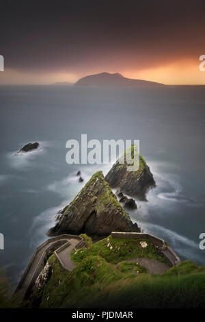 Jetée de Dunquin, Grande Îles Blasket en arrière-plan, l'Irlande Banque D'Images