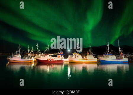 Vengsoy, bateaux de pêche traditionnels norvégiens à northern lights, Tromsø, Troms, Norvège Banque D'Images