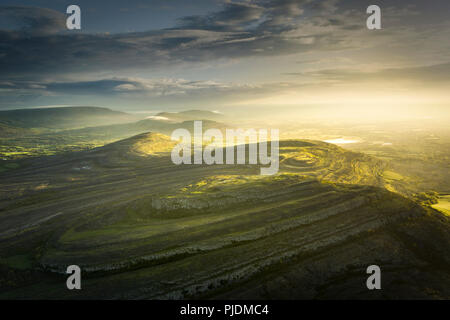 Mullaghmore Burren au lever du soleil, Fanore, Clare, Irlande Banque D'Images