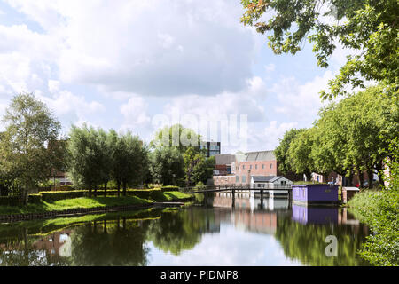 Avec canal et les bâtiments flottants de petites maisons le long du bord. Banque D'Images