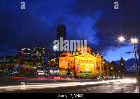 La gare de Flinders Street la nuit, le plus célèbre monument à Melbourne Banque D'Images