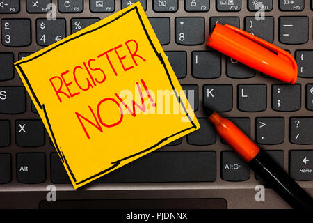 Écrit remarque montrant s'inscrire maintenant. Photo d'affaires mettant en vedette le nom dans une liste officielle s'assurer d'être membre Inscrivez-vous sur papier jaune Inspiration clavier Banque D'Images