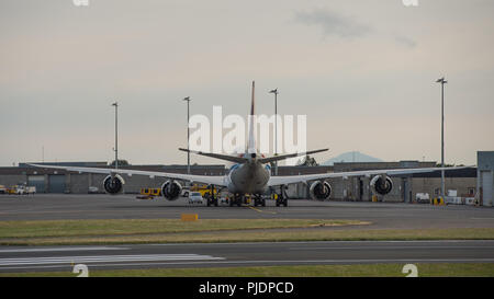 Cargolux Boeing 747-800F au départ de l'aéroport international de Prestwick à destination de Luxembourg laden avec du fret au décollage. Banque D'Images