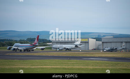 Cargolux Boeing 747-800F au départ de l'aéroport international de Prestwick à destination de Luxembourg laden avec du fret au décollage. Banque D'Images