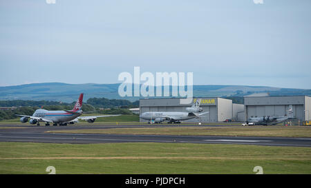 Cargolux Boeing 747-800F au départ de l'aéroport international de Prestwick à destination de Luxembourg laden avec du fret au décollage. Banque D'Images