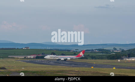 Cargolux Boeing 747-800F au départ de l'aéroport international de Prestwick à destination de Luxembourg laden avec du fret au décollage. Banque D'Images