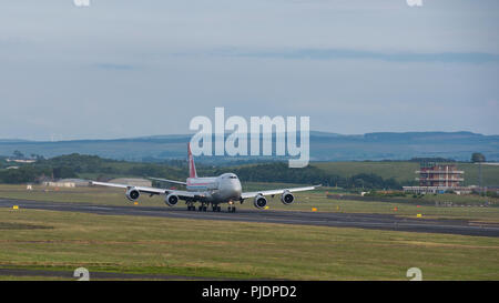 Cargolux Boeing 747-800F au départ de l'aéroport international de Prestwick à destination de Luxembourg laden avec du fret au décollage. Banque D'Images