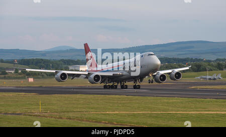 Cargolux Boeing 747-800F au départ de l'aéroport international de Prestwick à destination de Luxembourg laden avec du fret au décollage. Banque D'Images