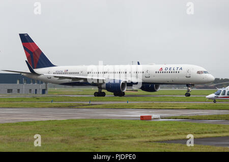 Delta Air Lines vol pour New York vu quitter l'Aéroport International de Glasgow, Renfrewshire, en Écosse. Banque D'Images