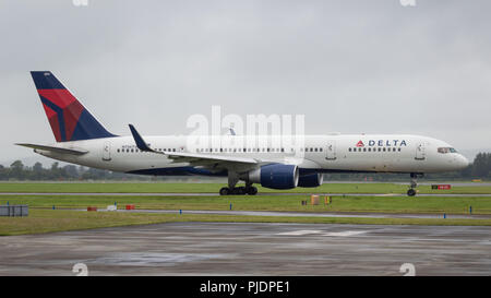 Delta Air Lines vol pour New York vu quitter l'Aéroport International de Glasgow, Renfrewshire, en Écosse. Banque D'Images