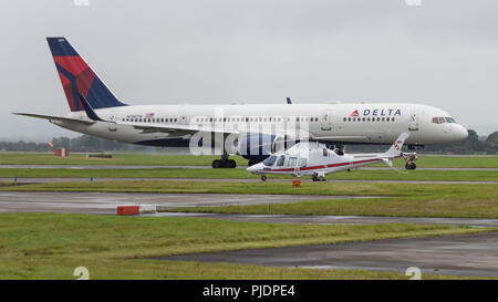 Delta Air Lines vol pour New York vu quitter l'Aéroport International de Glasgow, Renfrewshire, en Écosse. Banque D'Images