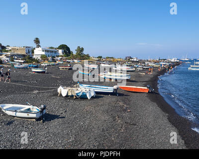 Voir l'île de Stromboli et le volcan dans un après-midi d'été Banque D'Images