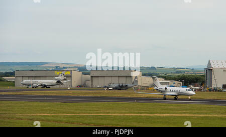 Bombardier Global bizjet vu l'atterrissage à l'Aéroport International de Prestwick, Ayrshire, Ecosse. Banque D'Images