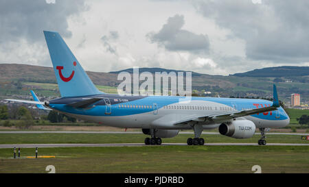 TUI Airlines Boeing 757 à destination de soleil d'Espagne vu le climat avant de décoller de l'Aéroport International de Glasgow, Renfrewshire, en Écosse. Banque D'Images