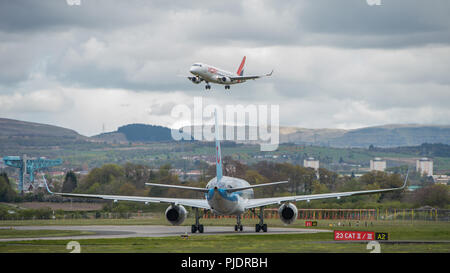 TUI Airlines Boeing 757 à destination de soleil d'Espagne vu le climat avant de décoller de l'Aéroport International de Glasgow, Renfrewshire, en Écosse. Banque D'Images