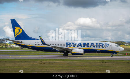 Vol Ryanair vu quitter l'Aéroport International de Glasgow, Renfrewshire, en Écosse. Banque D'Images