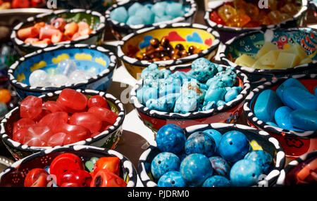 Le commerce de pierres de couleur différente dans les plaques à la main Banque D'Images