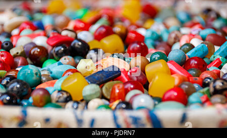 Perles de pierres semi-précieuses multicolores de formes différentes Banque D'Images