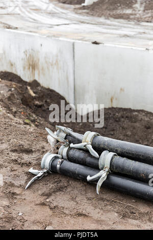 Les conduites d'eau industrielle empilés prêts pour utilisation sur prochain projet. Banque D'Images