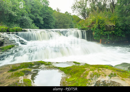 Une longue exposition de la chute d'eau et de rapides sur la rivière Carron en Ecosse. Banque D'Images