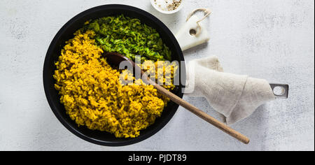 Bannière de la cuisson du riz avec les courgettes et les oignons dans une poêle. La recette pas à pas de cuisine saine. Banque D'Images