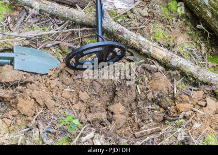 Recherche d'anciennes pièces à l'aide d'un détecteur de métal et d'une pelle dans la forêt Banque D'Images