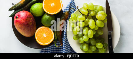 Bannière de légumes et fruits de couleur sur la table. Préparation de jus de fruits matin une saine alimentation. Banque D'Images