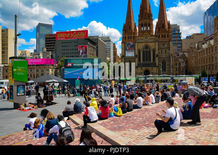 Observer les gens de la rue à Federation Square, le centre de Melbourne, Australie Banque D'Images