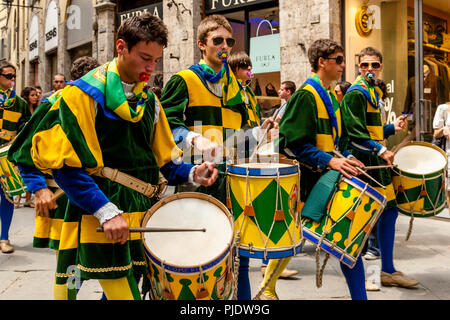 Les membres de l'Bruco (Caterpillar) via prendre part à une procession dans les rues de Sienne pour célébrer la victoire dans le Palio, Sienne, Italie Banque D'Images