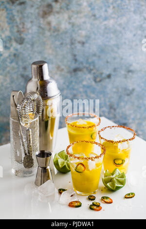 Margarita cocktail de tequila, jus de mangue, piment et citron vert sur la table. bar accessoires Banque D'Images