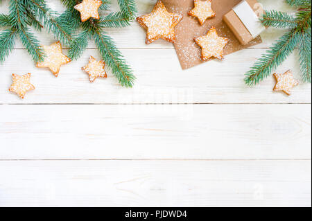 Fond de bois blanc naturel avec l'épinette brunchs et cookies, copy space Banque D'Images