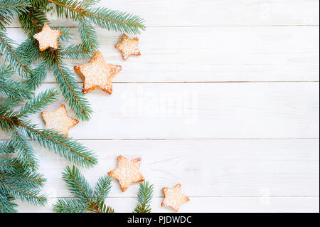 Fond de bois blanc naturel avec l'épinette brunchs et cookies, copy space Banque D'Images