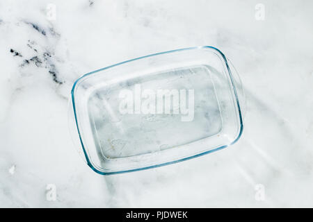 Pan de verre pour la cuisson sur une table en marbre Banque D'Images