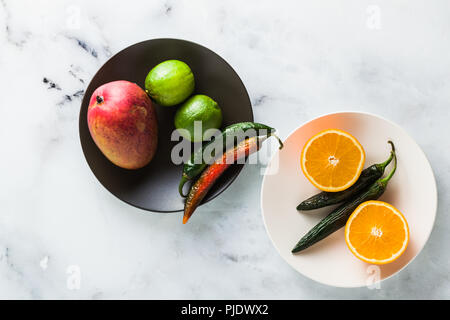 Fruits et légumes de couleur sur la table. Préparation de jus de fruits matin une saine alimentation. Banque D'Images