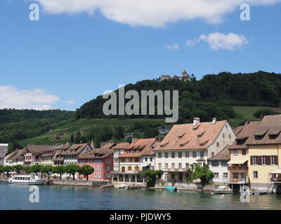 STEIN am Rhein, suisse le 1 juillet 2017 : ville européenne et bateaux à Rhin et château Hohenklingen ci-dessus au canton de Schaffhouse au paysage alpin Banque D'Images