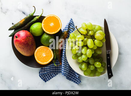 Fruits et légumes de couleur sur la table. Préparation de jus de fruits matin une saine alimentation. Banque D'Images