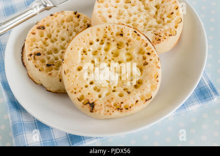 Sex crumpets grillés avec du beurre de fusion Banque D'Images