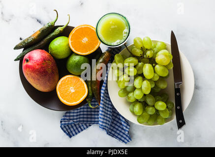 Fruits et légumes de couleur sur la table. Préparation de jus de fruits matin une saine alimentation. Banque D'Images