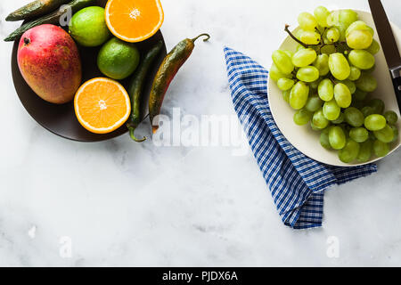 Fruits et légumes de couleur sur la table. Préparation de jus de fruits matin une saine alimentation. Banque D'Images